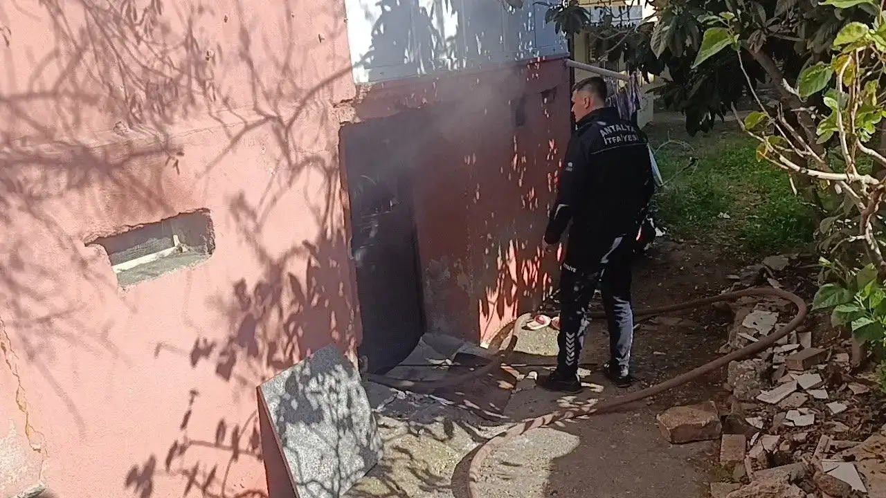 Manavgat’ta Alevlere Teslim Olan Ev Tamamen Yandı 3